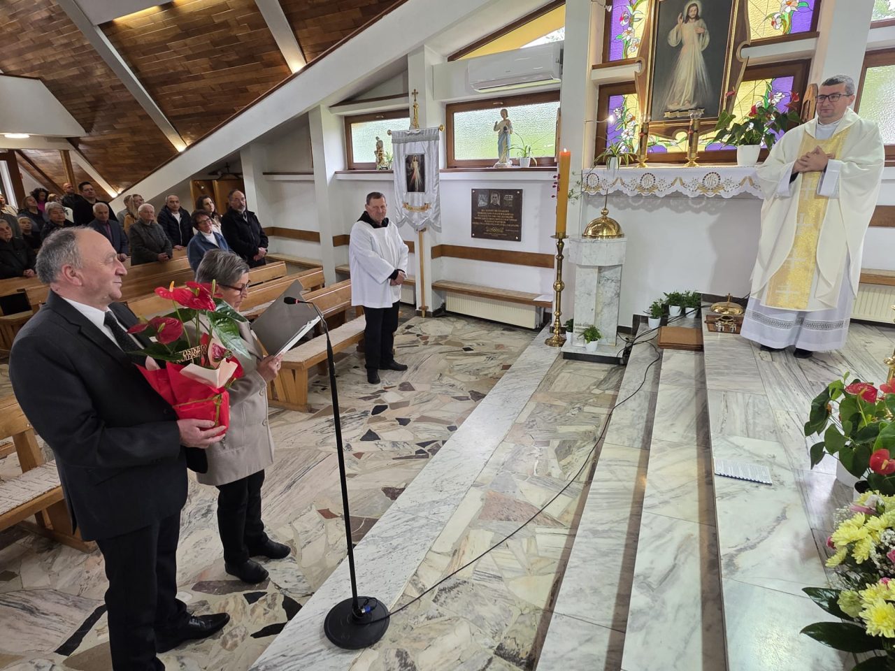 25 maja swoje imieniny obchodził wikariusz naszej parafii ks. Grzegorz. Z tej okazji przedstawiciele wspólnoty parafialnej złożyli mu serdeczne życzenia obfitości Bożych łask w posłudze kapłańskiej i opieki świętego patrona na dalsze lata życia.