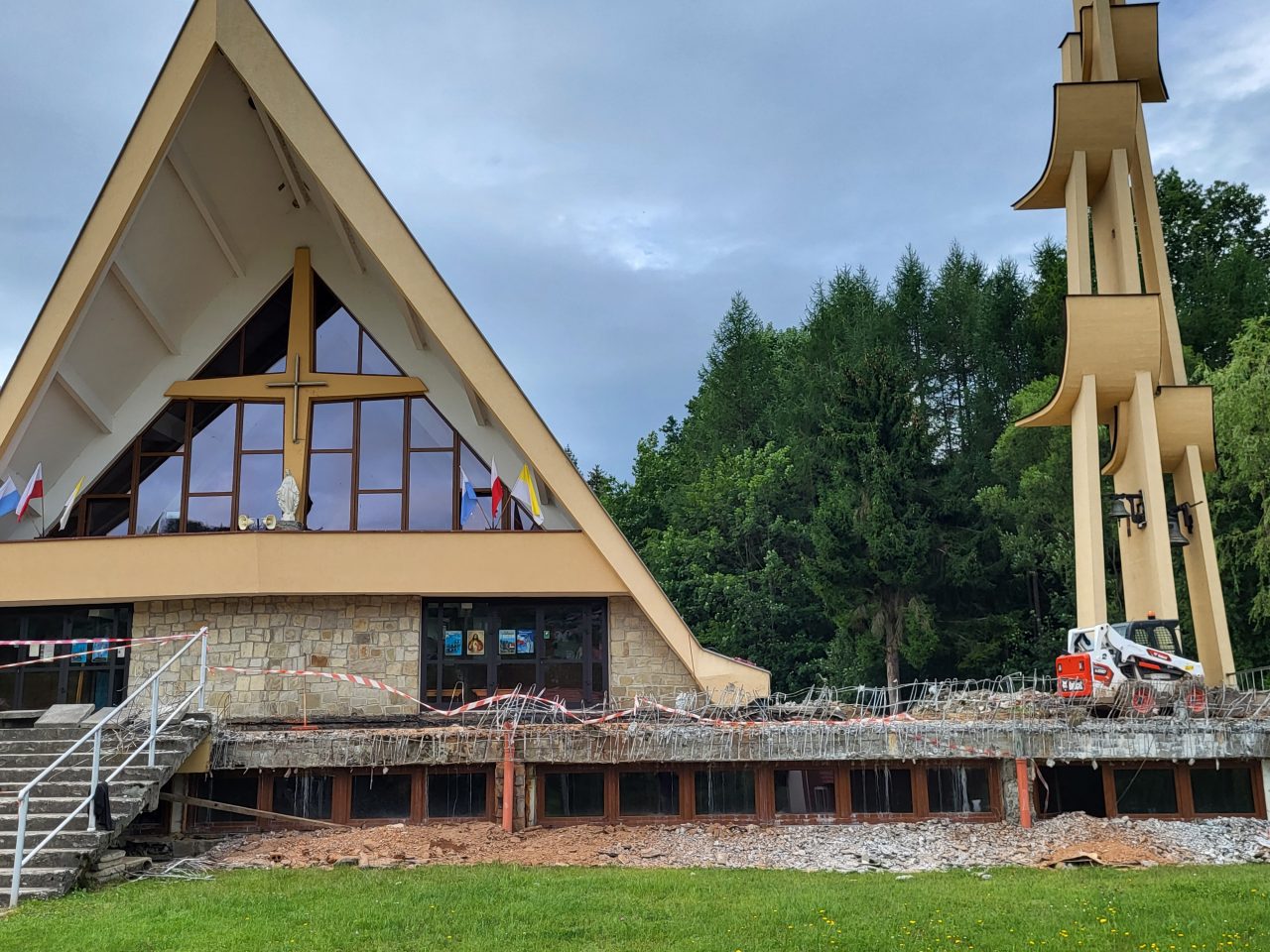 PRACE PRZY REMONCIE TARASU KOŚCIOŁA W WOŁKOWYI