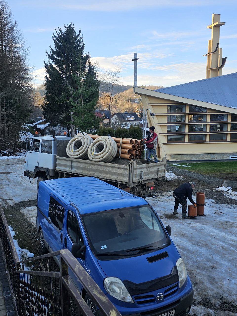 PRACE MODERNIZACYJNE PRZY BUDYNKU PARAFIALNYM