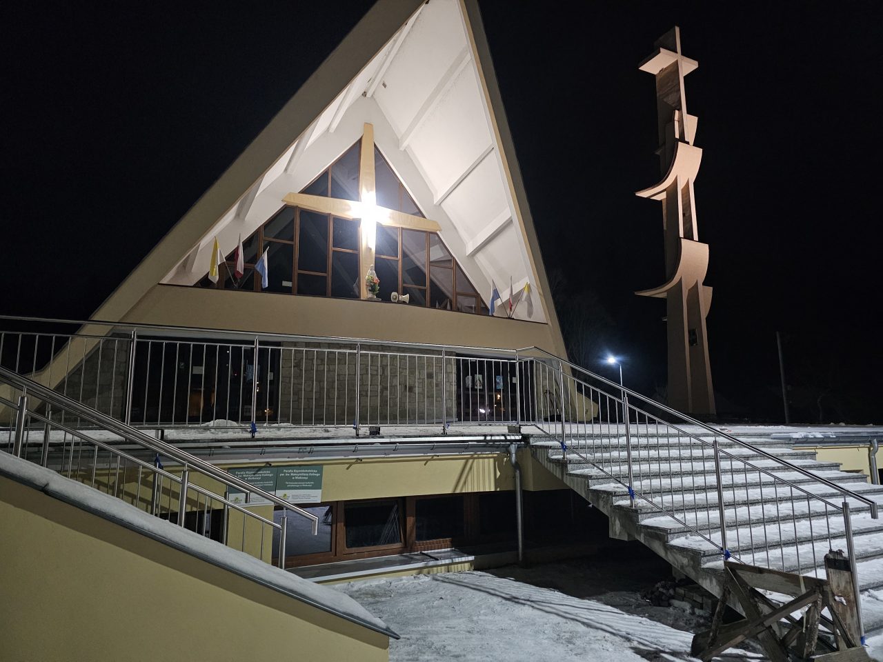 NOWE BARIERKI NA TARASIE KOŚCIOŁA PARAFIALNEGO