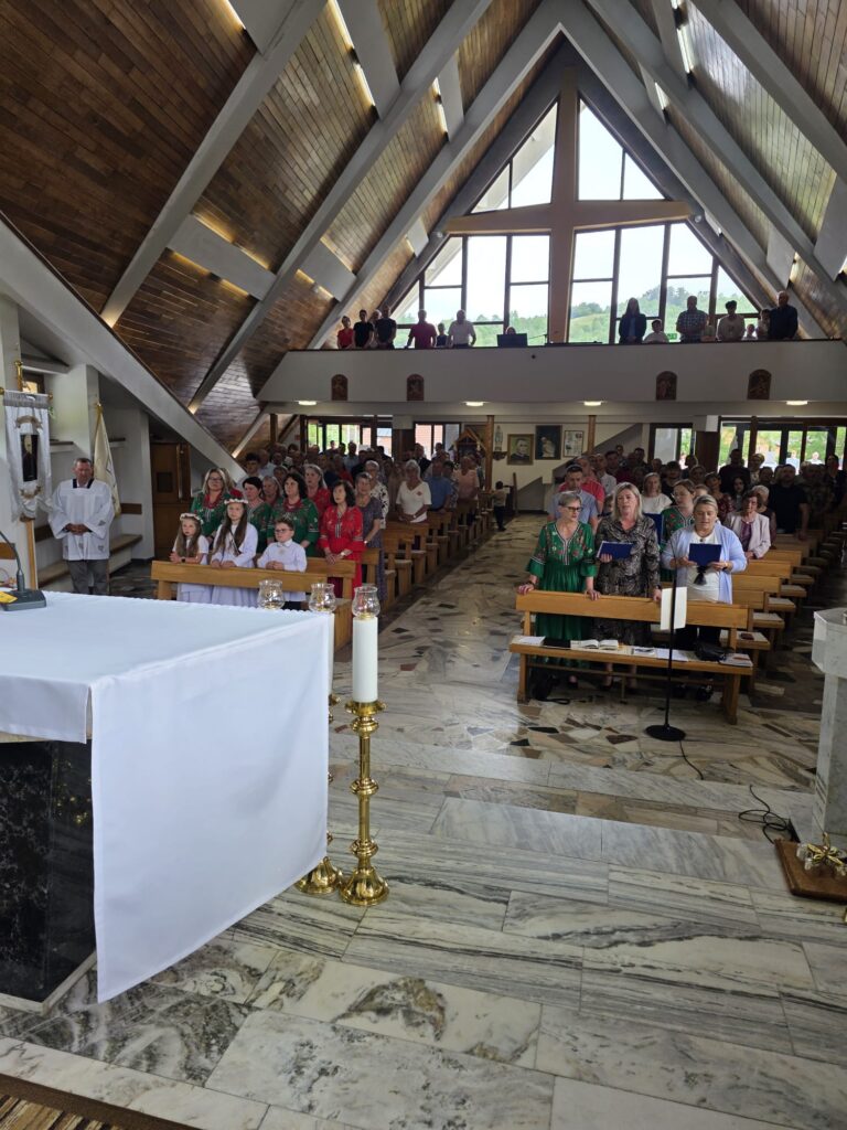 Udział w procesjach w dzień Najświętszego Ciała i Krwi Chrystusa był w naszej parafii okazją do podziękowania za dar Bożej obecności w sakramencie Eucharystii. Dziękujemy wszystkim, którzy przyczynili się do tak uroczystego obchodu tego wyjątkowego dnia.